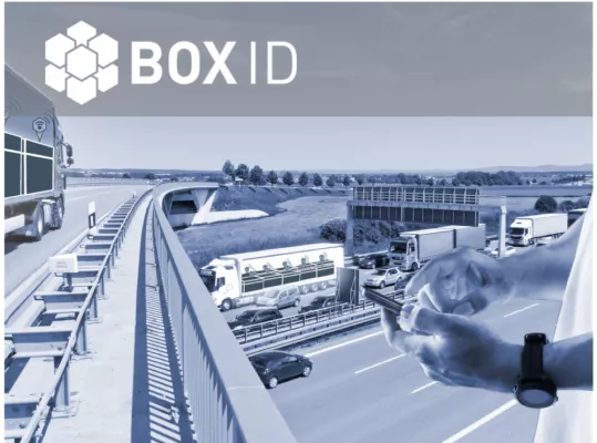 Das Bild zeigt eine befahrene Autobahnbrücke und im rechten Eck zwei Hände, die ein Smartphone bedienen. Darüber grau hinterlegt das BOX ID Logo. 