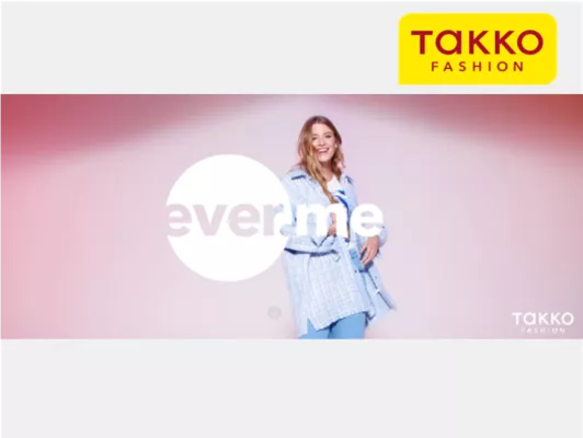 Ein Modell in blauer Fashion von ever.me posiert vor einem hellrosa Hintergrund. Im Vordergrund die Logos von ever.me und Takko Fashion in weiß. 