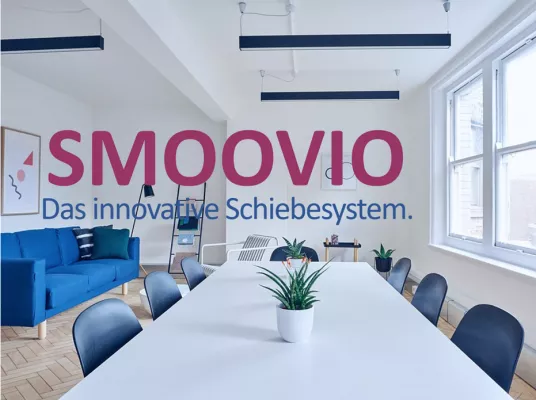 Ein Bild eines Zimmers, darüber das Logo von Smoovio - Das innovative Schiebesystem. 