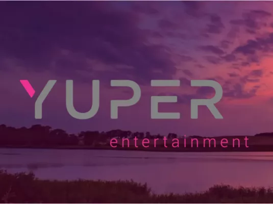 Ein farbenprächtiger Sonnenuntergang am See, darüber gelegt das Logo von YUPER entertainment.