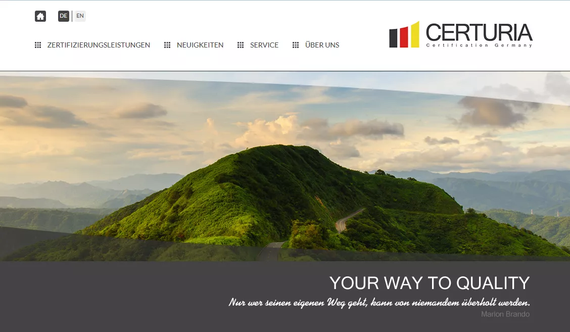 Zu sehen ist ein Ausschnitt der Certuria Website. Ein Panorama einer bewaldeten Berglandschaft. Darunter der Claim: 