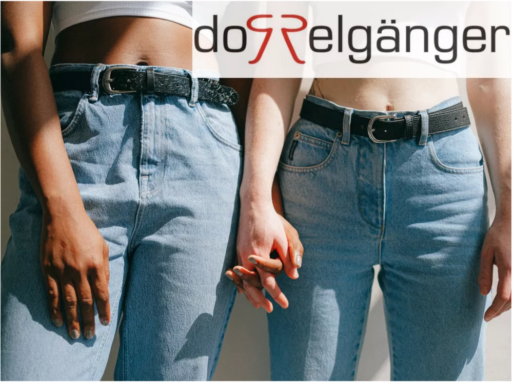 Zwei Models tragen Jeans und halten Händchen. Oben rechts sieht man das doppelgänger-Logo auf weißem Grund. 
