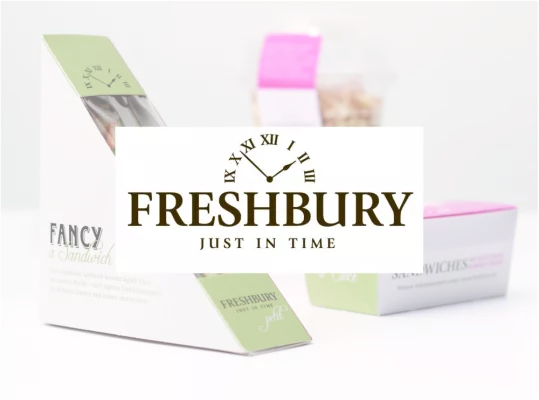 Das Logo von Freshbury (ein Ausschnitt einer Uhr mit römischen Zahlen, darunter steht FRESHBURY, darunter steht JUST IN TIME), dahinter eine Auswahl von verpackten Sandwiches. 