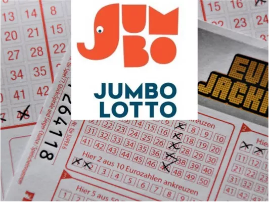 Angekreuzte Lottoscheine, darüber das Logo von Jumbolotto. 