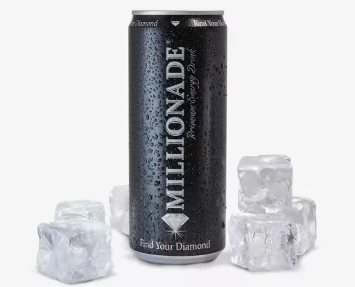 Ein Werbebild zeigt eine eiskalte schwarze Dose Millionade. 