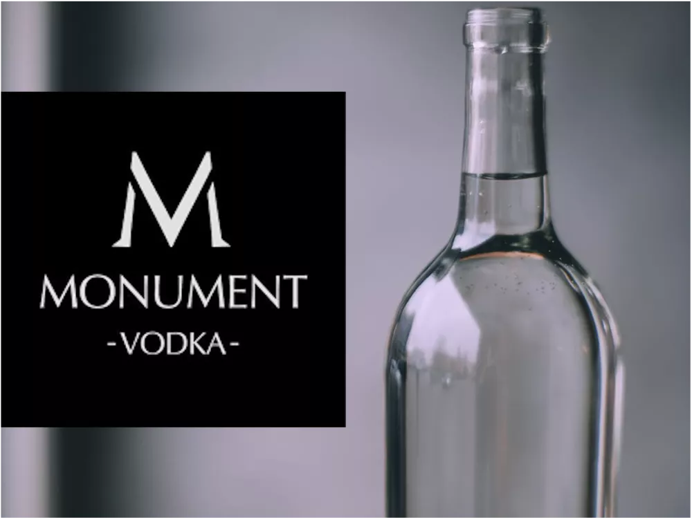 Das Bild zeigt links das Logo von MONUMENT VODKA und rechts ein Foto einer solchen Vodkaflasche. 