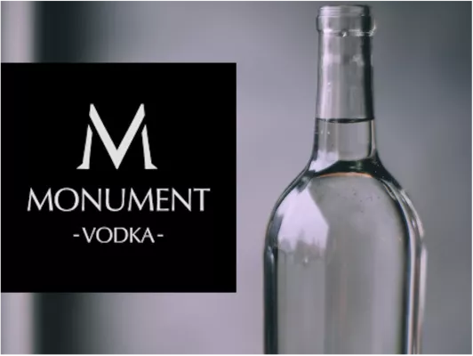 Das Bild zeigt links das Logo von MONUMENT VODKA und rechts ein Foto einer solchen Vodkaflasche. 