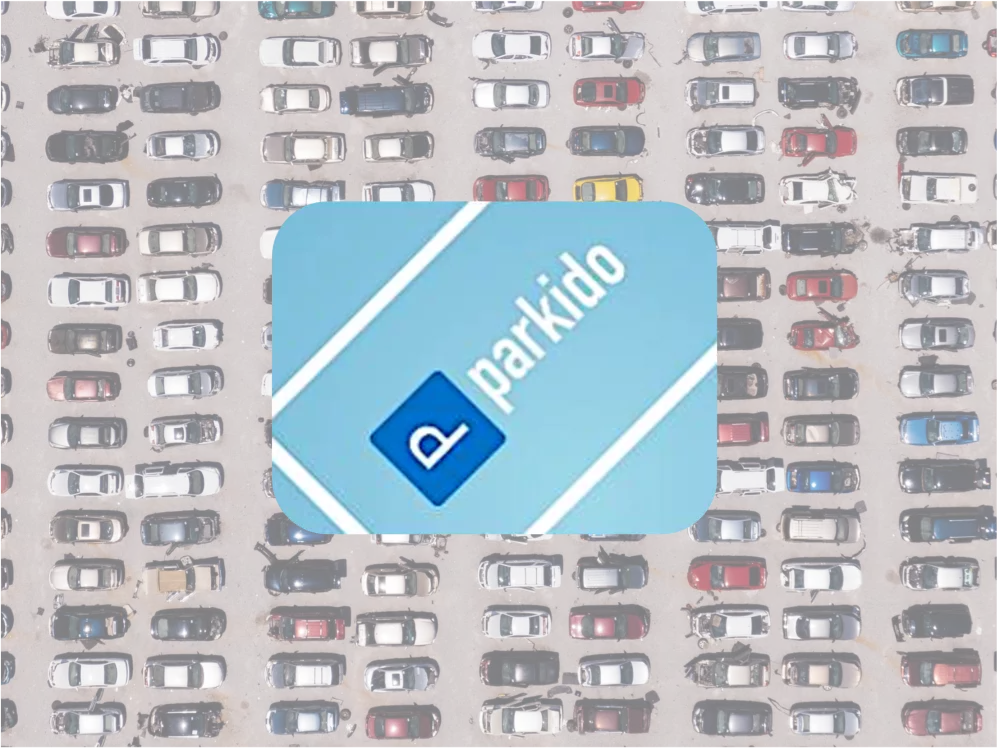 Ein transparentes Bild eines vollen Parkplatzes von oben, darüber das parkido-Logo. 