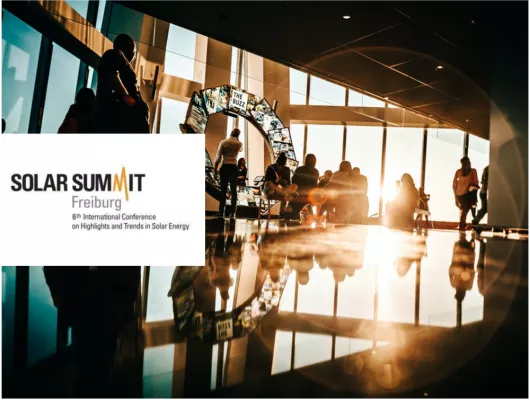 Ein Foto einer Konferenz, links im Bild das Logo der Solar Summit Freiburg. 