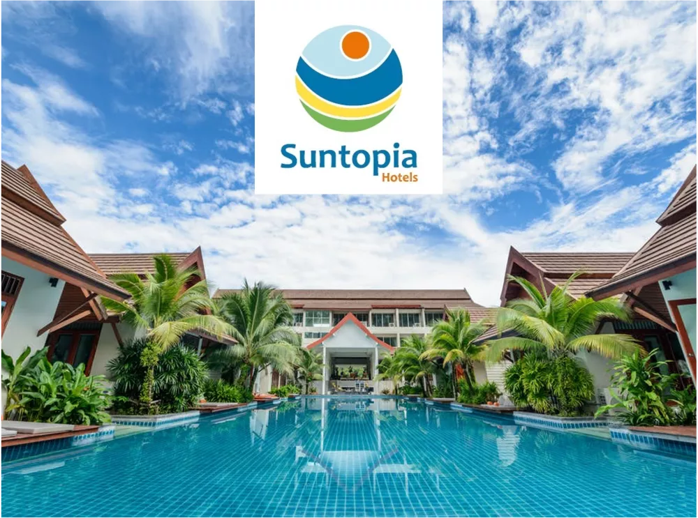 Eine Hotellandschaft mit Palmen, darüber das Suntopia Logo. 