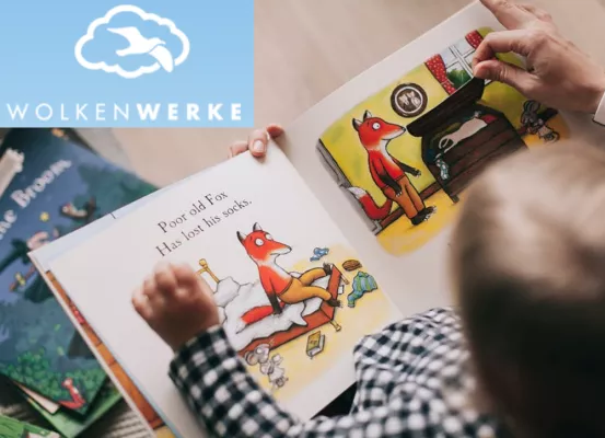 Ein Kind liest ein englisches Kinderbuch, links oben im Bild das Wolkenwerke Logo.