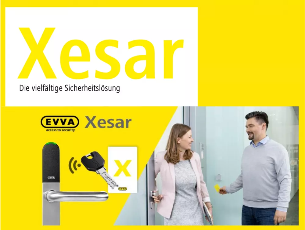 Ein Werbebild des Schließsystems Xesar von EVVA zeigt das Produkt, sowie einen Mann und eine Frau an einer Haustüre. Alles ist in EVVA gelb hinterlegt.