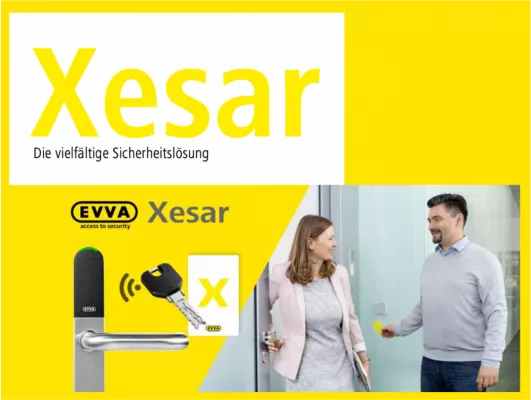 Ein Werbebild des Schließsystems Xesar von EVVA zeigt das Produkt, sowie einen Mann und eine Frau an einer Haustüre. Alles ist in EVVA gelb hinterlegt.