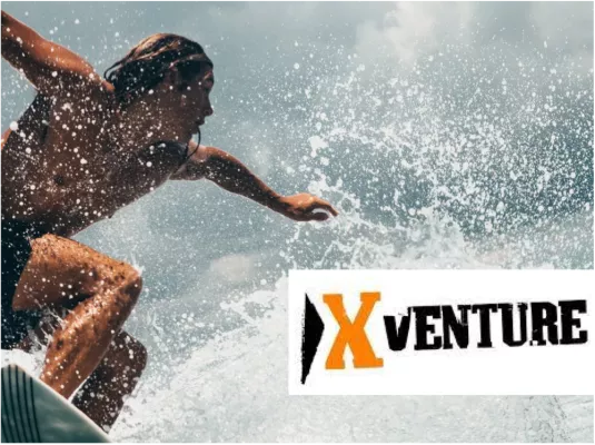 Ein Surfer in der Gischt, rechts unten im Bild das XVenture Logo. 